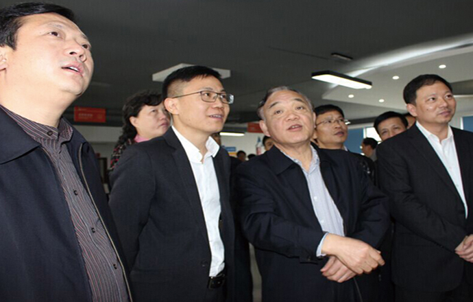 省政府辦公廳、市人大領(lǐng)導(dǎo)一行到電商基地及我司調(diào)研參觀